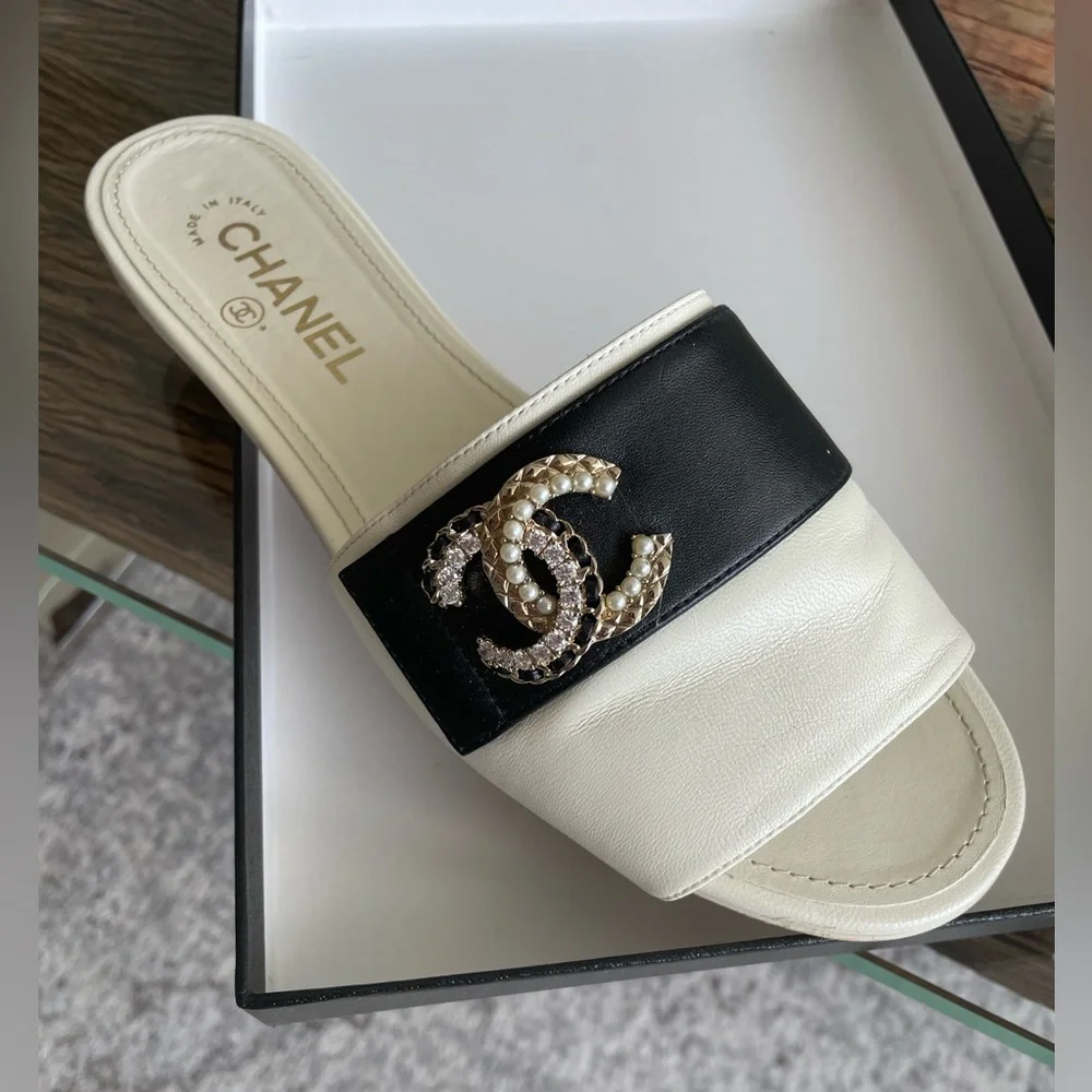 Chanel - Ivory/Black - Lambskin, Metal, Strass, Imitation Pearls - 39 (9) - Picture 1 of 3
